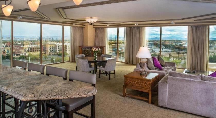 Suncoast And Casino 4*